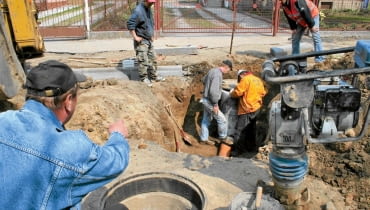 m24.04.2006 LOMZA ROBOTY BUDOWLANE NA ULICY MICKIEWICZA KANALIZACJA MIEJSKA FOT. JACEK BABIEL / AGENCJA GAZETA