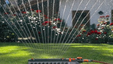Do trawników najlepiej nadają się takie wahadłowe zraszacze produkowane w różnych wielkościach