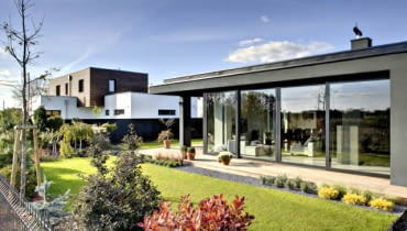 Rzadko bywa tak, że inwestorzy mogą wedle swojego uznania wznosić dom parterowy lub piętrowy