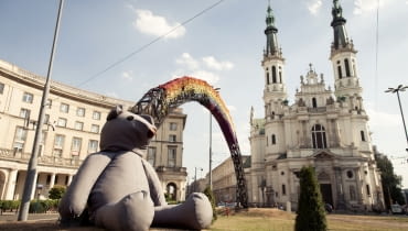 Ogromny miś spaceruje po Warszawie Ogromny miś spaceruje po Warszawie