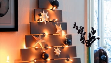 "Choinka" z desek będzie bardziej efektowna, jeśli pomalujemy ją farbami akrylowymi na wybrany kolor pasujący do wystroju wnętrza. "Choinka" z desek będzie bardziej efektowna, jeśli pomalujemy ją farbami akrylowymi na wybrany kolor pasujący do wystroju wnętrza.