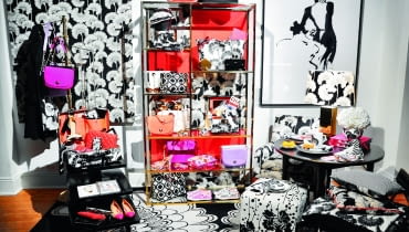 Biało-czarne desenie zaprojektowane przez Florence Broadhurst wykorzystała w swojej kolekcji amerykańska projektantka mody Kate Spade.