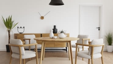 Stół z krzesłami. Stół z krzesłami.