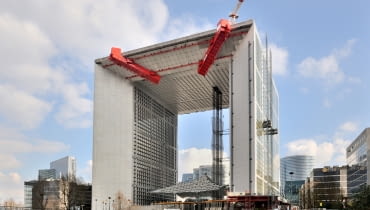 Grande Arche w dzielnicy La Defense w Paryżu w trakcie remontu Grande Arche w dzielnicy La Defense w Paryżu w trakcie remontu
