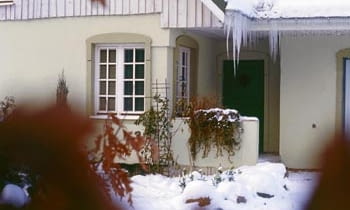 Ciężkie sople grożą uszkodzeniem rynny. DOM ZIMA ZWISAJACE SOPLE FOT. ANDRZEJ SZCZEPANSKI PUBLIKACJA LADNY DOM NR 4 (66) - 4.2004