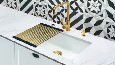 Montaż zlewu bez widocznych krawędzi zapewnia czystość i wygodę w kuchni. Montaż zlewu bez widocznych krawędzi zapewnia czystość i wygodę w kuchni.