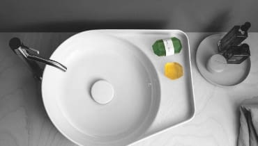 Laufen Val/LAUFEN. Umywalka nablatowa z SaphirKeramik, materiału ceramicznego zapewniającego swobodę w projektowaniu produktów o nietypowych kształtach; wymiary: 50 x 40 cm średnicy. Cena (netto): 2000 zł, www.laufen.pl