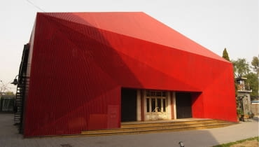 Adaptacja starej fabryki w nowoczesną siedzibę teatru tańca. Autorami projektu przebudowy są architekci z pracowni Chiasmus Partners. pekin, teatr, adaptacja, chiny, chiasmus partners, realizacja, red diamond