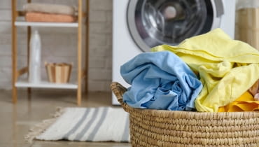 Pęknięty wężyk od pralki w środku nocy – ile naprawdę kosztują nagłe awarie hydrauliczne w bloku?