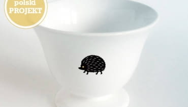 Filiżanka marki Czaszka, ozdobiona zabawnym motywem jeża. Filiżanka marki Czaszka, ozdobiona zabawnym motywem jeża.