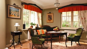 Architektura domu, nawiązująca do dworku polskiego, pozostaje w harmonii z wystrojem wnętrza. Na każdym kroku widać tu dbałość o szczegóły. Urodę starych mebli podkreślają dobrane ze smakiem stylowe dodatki i tkaniny. Nic dziwnego: gospodarze zgodnie twierdzą, że dom jest oczkiem w głowie całej rodziny. <BR /> DOM. Oliwkowy odcień farby na ściany został dopasowany do obicia foteli. Architektura domu, nawiązująca do dworku polskiego, pozostaje w harmonii z wystrojem wnętrza. Na każdym kroku widać tu dbałość o szczegóły. Urodę starych mebli podkreślają dobrane ze smakiem stylowe dodatki i tkaniny. Nic dziwnego: gospodarze zgodnie twierdzą, że dom jest oczkiem w głowie całej rodziny. <BR /> DOM. Oliwkowy odcień farby na ściany został dopasowany do obicia foteli.