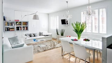 Aranżacje. Kryształowe żyrandole wyglądają jak fantazyjne sople, stolik kawowy przypomina kostkę lodu, cekiny na poduszkach błyszczą i migoczą niczym świeży śnieg. W mieszkaniu Ani i Tomka zima w pełni. Przez cały rok. <BR />Urządzeniem mieszkania zajęła się pani domu i projektantka w jednej osobie. Jej pomysłem są m.in. szafy z idealnie gładkimi frontami z lakierowanej płyty MDF, wbudowane w jedną ze ścian pokoju dziennego. Dwie części szafy sięgają od podłogi do sufitu; trzecia to dwa mniejsze schowki znajdujące się nad i pod wiszącą półką.<BR />Wewnętrzne okiennice to - zdaniem pani domu - znakomita alternatywa dla tradycyjnych firanek i zasłon. Działają tak samo jak żaluzje, pozwalają więc na precyzyjne regulowanie dopływu naturalnego światła do wnętrza.