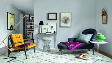 Lampa podłogowa Penelope Milano stoi na marokańskim dywanie Beni Ouarain ze wzorem typowym dla wiosek środkowego Atlasu. Szezlong tapicerowany na nowo antracytową tkaniną z kaszmiru. Mieszkanie Fabio Sapienza