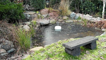 Sztuczny przerębel Trio Hydroogród sprawia, że fragment oczka wodnego jest wolny od lodu