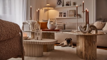 Jeśli zdecydujesz się na ustawienie na stoliku różnych świeczników, zadbaj o to, by pasowały do siebie kolorystycznie. Dobrze też, gdy wszystkie świeczki będą w tej samej barwie.