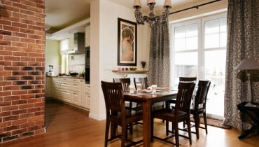 <B>Katarzyna i Łukasz marzyli o ciepłych, przyjaznych wnętrzach, jakie podziwiali w Toskanii i Prowansji. W nowym domu przywołali upragniony klimat.</B> <BR>W przestronnej strefie dziennej toczy się życie 5 osobowej rodziny. W sąsiedztwie kuchni, tuż przy wyjściu na taras, zaaranżowano kącik jadalny. Stół z drewna brzozy wybarwionej na orzech nie jest duży (nie zabiera więc miejsca), ale po rozłożeniu blat staje się dwa razy dłuższy. Podobnie jak krzesła stół ma ponadczasową formę, pasującą do wielu stylów. Meble te idealnie się więc zgrały z dodatkami o prowansalskim charakterze (np. lampy i zasłony). <B>Katarzyna i Łukasz marzyli o ciepłych, przyjaznych wnętrzach, jakie podziwiali w Toskanii i Prowansji. W nowym domu przywołali upragniony klimat.</B> <BR>W przestronnej strefie dziennej toczy się życie 5 osobowej rodziny. W sąsiedztwie kuchni, tuż przy wyjściu na taras, zaaranżowano kącik jadalny. Stół z drewna brzozy wybarwionej na orzech nie jest duży (nie zabiera więc miejsca), ale po rozłożeniu blat staje się dwa razy dłuższy. Podobnie jak krzesła stół ma ponadczasową formę, pasującą do wielu stylów. Meble te idealnie się więc zgrały z dodatkami o prowansalskim charakterze (np. lampy i zasłony).