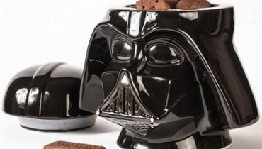 Darth Vader jako pojemnik na ciastka. Kupisz np. na dystryktzero.pl za 149 zł. darth vader, gwiezdne wojny, gadżety
