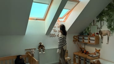 Głównym zadaniem rolet wewnętrznych do okien dachowych jest dekoracja pomieszczenia. Poza tą podstawową funkcją oferują jeszcze wiele udogodnień – tj. chronią przed promieniami UV czy pozwalają kontrolować ilość światła wpadającego do pomieszczenia.