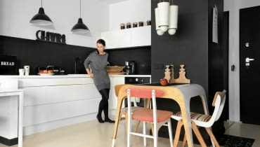 Aneks jadalny przy kuchni jest naprawdę mały, ale za to jak ciekawie wyposażony! Lekki stół z giętej sklejki i krzesła to praca dyplomowa Zuzanny, która oprócz architektury wnętrz skończyła wydział wzornictwa. Jej dziełem jest również lampa nad stołem. Została zrobiona z...kanek na mleko. aranżacje wnętrz, wystrój wnętrz