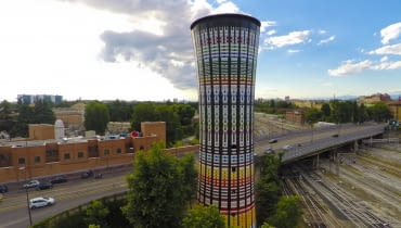 Torre Arcobaleno - tęczowa wieża w Mediolanie obłożona ceramiczną mozaiką