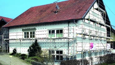 Planując renowację kilkunastoletniej fasady, warto rozważyć docieplenie ścian zewnętrznych ocieplenie ścian