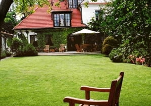 Widok na dom z głębi posesji. Prostota rozwiązań przesądziła o elegancji ogrodu. Widok na dom z głębi posesji. Prostota rozwiązań przesądziła o elegancji ogrodu.