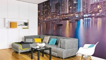 Wnętrza są barwne i wesołe, takie jak Michał, 20-letni gospodarz. Za jakiś czas wystarczy zmienić tapety lub przemalować lazurową ścianę w kuchni i mieszkanie dorośnie, stanie się spokojniejsze i bardziej eleganckie. <BR /> MIESZKANIE. Pomarańczowe fronty szafek nawiązują do kolorów świateł na zdobiącej całą ścianę fototapecie z widokiem miasta nocą. Wnętrza są barwne i wesołe, takie jak Michał, 20-letni gospodarz. Za jakiś czas wystarczy zmienić tapety lub przemalować lazurową ścianę w kuchni i mieszkanie dorośnie, stanie się spokojniejsze i bardziej eleganckie. <BR /> MIESZKANIE. Pomarańczowe fronty szafek nawiązują do kolorów świateł na zdobiącej całą ścianę fototapecie z widokiem miasta nocą.