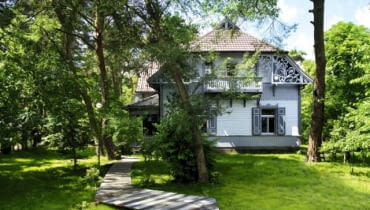 Dom po remoncie. Widok na wschodnią elewację z nowym balkonem Dom po remoncie. Widok na wschodnią elewację z nowym balkonem