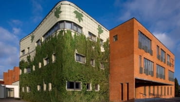 Widok na budynek szkoły i fragment sali gimnastycznej