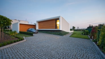 Część dzienna domu została posadowiona na niedużym wzniesieniu dom jednorodzinny