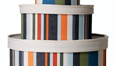 <b> Sam prezent to nie wszystko. Trzeba go jeszcze ładnie opakować - zawinąć w kolorowy papier albo schować w papierowym pudełku lub torbie, a na koniec ewentualnie przewiązać wstążką. Wybór zależy od naszej fantazji i rozmiarów podarunku. </b> <BR /> Pudełka oklejone bawełnianą tkaniną, śr. od 18 cm, 79,99 zł/3 szt., IKEA No Info