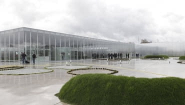 Nowy oddział Luwru. Satelita słynnego muzeum otwarty w górniczym miasteczku Lens Members of the media work at the site of the Le Louvre Lens Museum, by Japanese architects Kazuyo Sejima and Ryue Nishizawa, on the eve of the inauguration of the museum in Lens, northern France, December 3, 2012. MANDATORY CREDIT Architects Kazuyo Sejima + Ryue Nishizawa SANAA REUTERS/Pascal Rossignol (FRANCE - Tags: SOCIETY MEDIA)