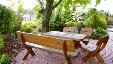 Stół ogrodowy w cieniu orzecha. Tu właściciele najchętniej odpoczywają w upalne dni.
