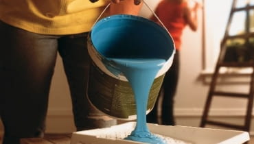 Dobra farba do ścian i sufitów powinna być dostosowana swoimi właściwościami do podłoża, rodzaju pomieszczenia, w jakim ma być użyta, a także - możliwie korzystna cenowo farba do wnętrz, malowanie ścian