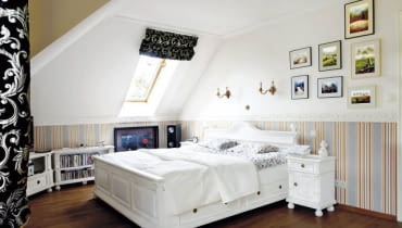 Na pierwszy rzut oka - jednorodny stylistycznie wystrój. Jednak uważny obserwator dostrzeże kompromisowe podejście gospodarzy. Na przykład porcelanowy świecznik w kształcie aniołka zdradza gust pani domu, a prosty budzik, płyta Milesa Davisa oprawiona w czarną ramę i sprzęt grający świadczą o zainteresowaniach jej męża. Na pierwszy rzut oka - jednorodny stylistycznie wystrój. Jednak uważny obserwator dostrzeże kompromisowe podejście gospodarzy. Na przykład porcelanowy świecznik w kształcie aniołka zdradza gust pani domu, a prosty budzik, płyta Milesa Davisa oprawiona w czarną ramę i sprzęt grający świadczą o zainteresowaniach jej męża.