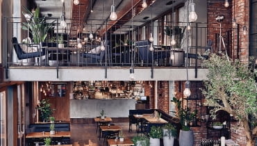 Restauracja ma 300 m2. Projektantki postawiły na proste, szlachetne materiały: cegła, beton, dębowe drewno. Lampy i meble na zamówienie wg projektu Double Look Design. Restauracja Plac Nowy 1, wnętrza, trendy