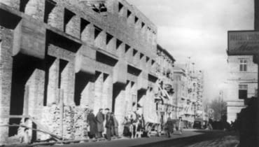 Skrzyżowanie ul. Nowy Świat z ul. Chmielną, 1948 Skrzyżowanie ul. Nowy Świat z ul. Chmielną, 1948