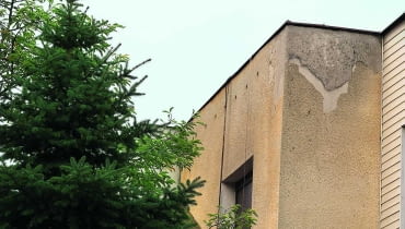 Odpadający, luźno związany z podłożem tynk trzeba skuć; nie będzie on stanowił solidnej warstwy nośnej pod nową farbę odnawianie elewacji, tynk, elewacje
