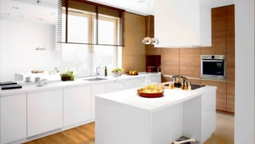 W kuchni panuje idealny porządek. To zasługa pojemnych schowków zajmujących całą ścianę - dzięki nim każda rzecz ma swoje miejsce. Na wierzchu pozostaje tylko to, co niezbędne. Taki estetyczny wygląd jest szczególnie istotny w kuchniach widocznych z pokoju dziennego. KUCHNIA WNETRZA MEBLE