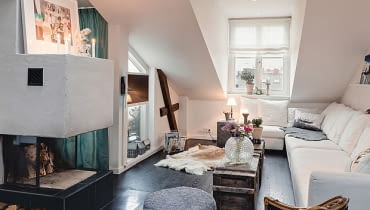 70-metrowe mieszkanie znajduje się na poddaszu pięciopiętrowej kamienicy, wybudowanej w 1882 roku. mieszkanie ze skosami, mieszkanie na poddaszu, jak urządzić mieszkanie ze skosami