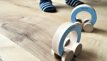 Samochodzik ODA od LULLALOVE. Zabawka z drewna bukowego, została wykonana ręcznie w warsztacie na Podbeskidziu. Cena: 65 zł. Polski design, dla dzieci, design dla dzieci, prezent, prezenty, design na dzień dziecka, polski projekt