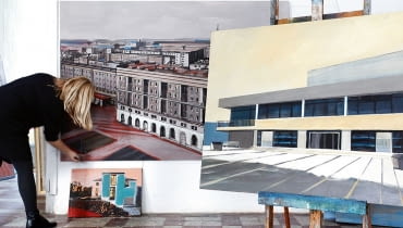 Maria Kiesner najczęściej maluje budynki na tle lekko zachmurzonego nieba. Nie lubi żywych kolorów, jej paleta jest zawężona do czterech barw, formy proste. Pochyla się nad obrazem 'Muranów'. maria kiesner, wnętrza, malarstwo