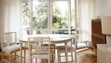 PRZED ZMIANĄ. Meble spójne stylowo i eleganckie, a jednak wnętrze pozbawione jest wyrazu. Jakie są tego powody? Przede wszystkim brak dekoracji, jednostajna kolorystyka i wrażenie pustki. WNETRZA - JADALNIA , MEBLE - PRZED METAMORFOZA