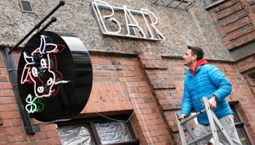 Kamil Hagemajer 02.04.2015 Olsztyn . Kamil Hagemajer z Mleczarni Jerozolimskiej, wspolwlasciciel Baru Mlecznego przy ul. Kollataja , reklamujacego sie neonami . Fot. Przemyslaw Skrzydlo / Agencja Gazeta