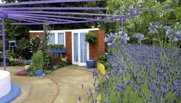 Jardin pour enfant, Jardin pour handicap , Massif, Lavandula, Lavande, Pergola m tal, Agapanthus, Wisteria, Glycine SLOWA KLUCZOWE: Agapanthus Blaue Blauregen Duftpflanze Gebšude Glycinie Glyzine Glyzinie Hochbeet Hochbeete Kletterpflanze Lavendel Pergola Pflanzen Schmucklilie Schmucklilien Sommer SommerblŁher Violet Wege aromatisch blau duftend einzeln immergrŁn lila-blau moderner Garten monochrom Wisteria