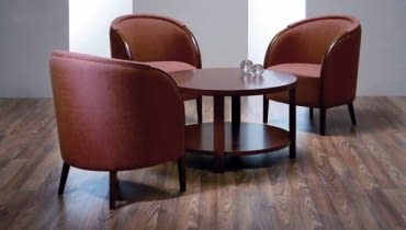 STOLIKI. <B>Drewniane, szklane, stalowe. Okrągłe, prostokątne, czasem fantazyjnie zdobione. Funkcjonalne i eleganckie uzupełnienie wystroju salonu. Słowem - stoliki kawowe.</B> <BR > STOLIK KAWOWY Cyryl, fornirowane drewno bukowe, śr. 85 cm, wys. 49,5 cm, 699 zł, Paged Meble