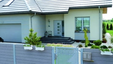 Stolarka otworowa wpływa na obniżenie parametrów izolacyjnych domu, dlatego warto zainwestować w okna i drzwi o lepszych właściwościach