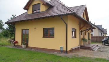 Elewację powinno się malować dwukrotnie. Zdaniem fachowców jedna warstwa farby wystarczająco jej nie chroni Elewację powinno się malować dwukrotnie. Zdaniem fachowców jedna warstwa farby wystarczająco jej nie chroni