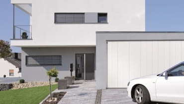 W bramach bocznych segmenty nie są ułożone w poziomie (jak w bramach unoszonych do góry), ale pionowo W bramach bocznych segmenty nie są ułożone w poziomie (jak w bramach unoszonych do góry), ale pionowo