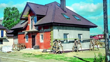 Jeśli dom ma jeden dach z okapami wystarczająco osłaniającymi ściany, roboty związane z jego kryciem mogą się odbywać niezależnie od prac ociepleniowych. Jeśli dom ma jeden dach z okapami wystarczająco osłaniającymi ściany, roboty związane z jego kryciem mogą się odbywać niezależnie od prac ociepleniowych.